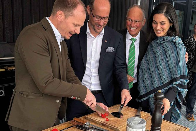 Personen schneiden etwas bei der 5. BBQ-Meisterschaft auf der Frühjahrsmesse Innsbruck