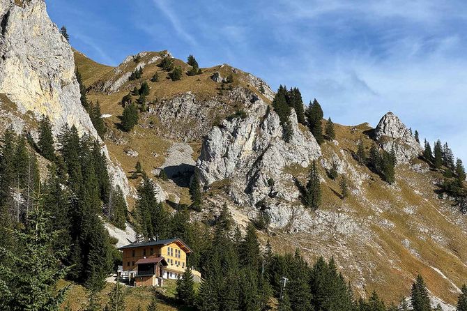 Die Tannheimer Hütte mit Gebirge im Hintergrund