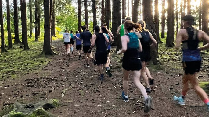 Jogger laufen durch den Wald