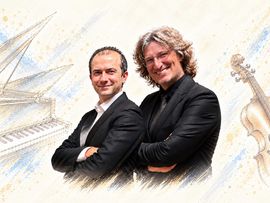 Zwei Musiker in schwarzen Anzügen vor einem hellen, künstlerisch gestalteten Hintergrund mit Zeichnungen eines Flügels und einer Geige.