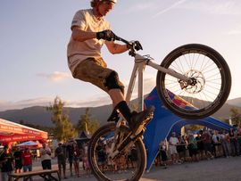 Mountainbiker macht ein Kunststück