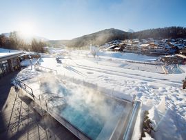 Olympiabad Seefeld: beheiztes Außenbecken im Winter