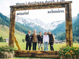 Vier Leute unter Torbogen