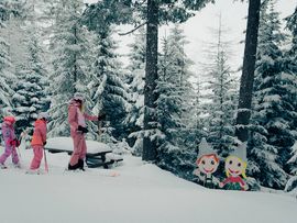 Familie beim Skifahren auf der Mutterer Alm