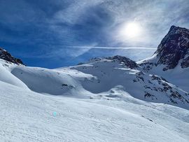 Aussicht auf verschneite Hänge am Bachfallenkopf