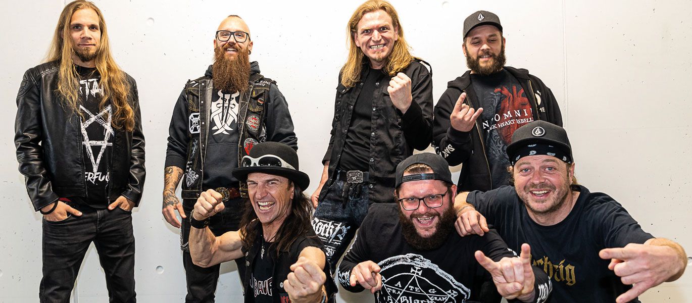 7 Mitglieder einer Metal-Band