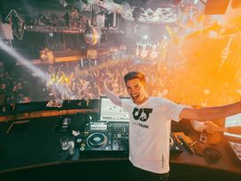 DJ posiert vor Menschenmenge