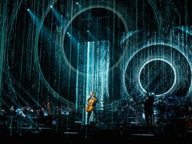 Saal mit aufwendig beleuchteter Bühne