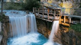 Schlucht mit Fluss und Wasserfall