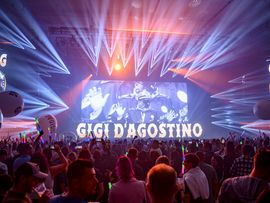 Ein Saal voll feiernder Menschen