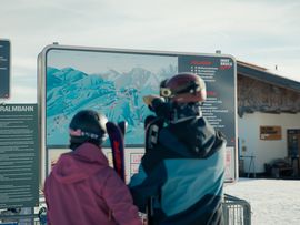 Familie am Skigebiet bei der Mutterer Alm