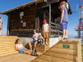 Familie am entspannen am Rangger Köpfl
