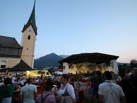 Reger Besucherandrang beim Nachtbazar Kaiserwinkl