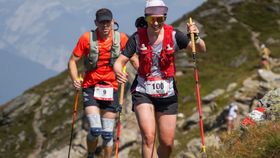 zwei Trailrunner auf einem Berg