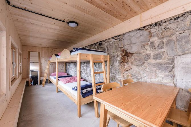 Gemeinschaftszimmer in einer Hütte