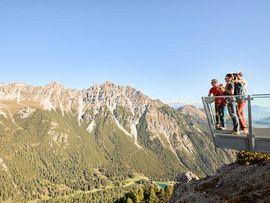 Familie auf der Panoramaaussichtsplattform Schlick2000