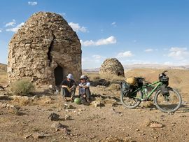 Vor persischen Grabmälern im Nordiran