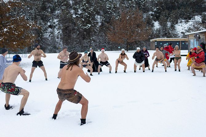 Männer und Frauen im Badeoutfit im Schnee