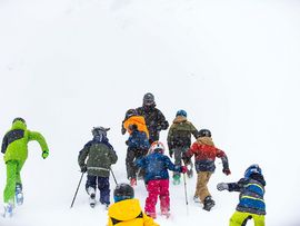 Kindergruppe im Schnee