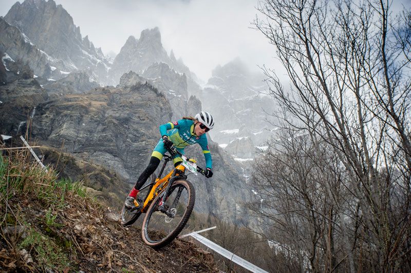 Sportlerin Mona Mitterwallner beim Mountainbiken