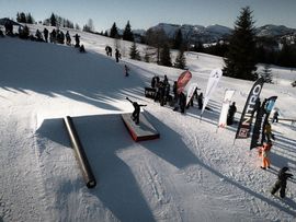 Freestyler im Snowpark der Steinplatte