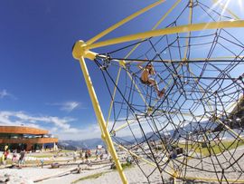 Klettergerüst vor blauem Himmel