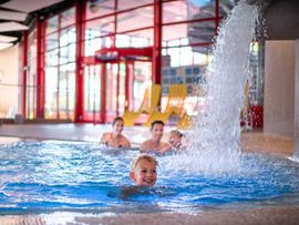 Familie mit einer Schwalldusche.