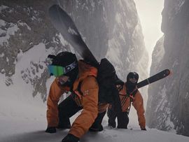 Freerider mit Ski beim Aufstieg