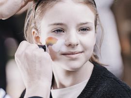 Das Gesicht eines Kindes wird bemalt