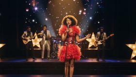 Whitney Houston-Schauspielerin steht auf der Bühne