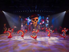 kostümierte Darsteller auf der Bühne