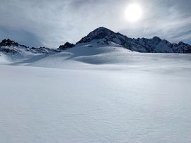 Verschneite Hänge und Gipfel am Bachfallenkopf