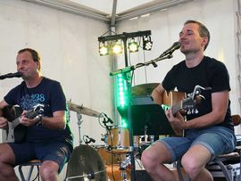2 Musiker auf der Bühne beim Telfer Dorffest