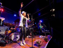 Sängerin und Besucher beim Stadtfest Schwaz