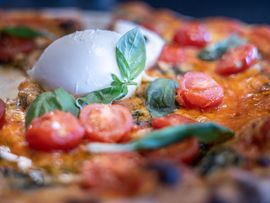 Frisches Essen mit Tomatensoße und Mozarella