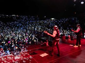 Musiker auf der Bühne beim Open Air der Schürzenjäger