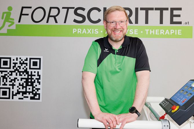 Paul Kühnelt-Leddhin vor seinem Firmenschild