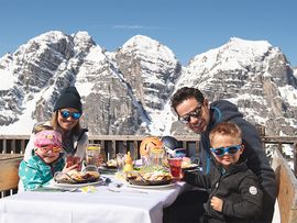  Familie Ski fahren Schlick 2000 Spass Schnee auf freizeit-tirol.at