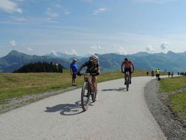 2 Fahrer kommen ins Ziel beim MTB Rennen auf das Kitzbüheler Horn