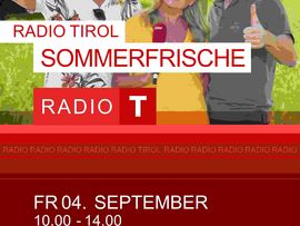 „Werbemotiv für die Radio Tirol Sommerfrische mit drei Moderierenden vor alpiner Landschaft und Informationen zur Veranstaltung am 4. September an der Talstation der Reitherkogelbahn.“