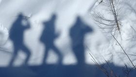 Schneeschuhwanderer im Schatten