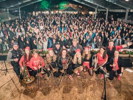 Band-Portrait vor vollem Zuschauerraum