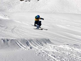 Springender Skifahrer