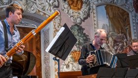 Musikanten spielen klassische Instrumente auf einer Bühne