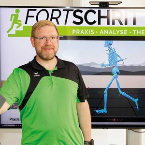 Paul Kühnelt-Leddhin vor seinem Analysegerät