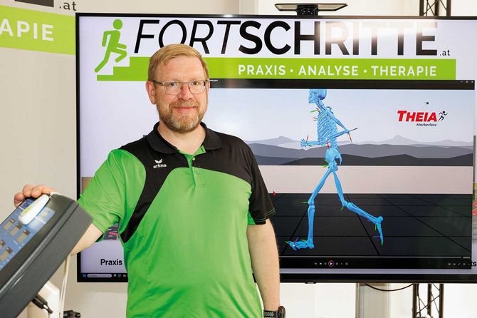 Paul Kühnelt-Leddhin vor seinem Analysegerät