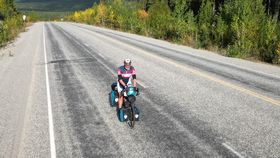 Thomas Widerin fährt allein auf einer Straße 