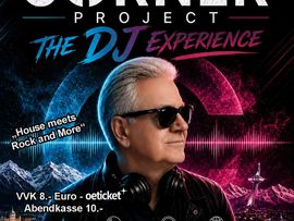 Veranstaltungsplakat für „Chris Corner Project – The DJ Experience“ mit einem DJ mit Kopfhörern und Sonnenbrille vor einer farbenfrohen Alpen- und Stadtlandschaft. Die Veranstaltung findet am Samstag, 21. November, ab 20 Uhr im Bierzeitl Lounge in Innsbruck statt.