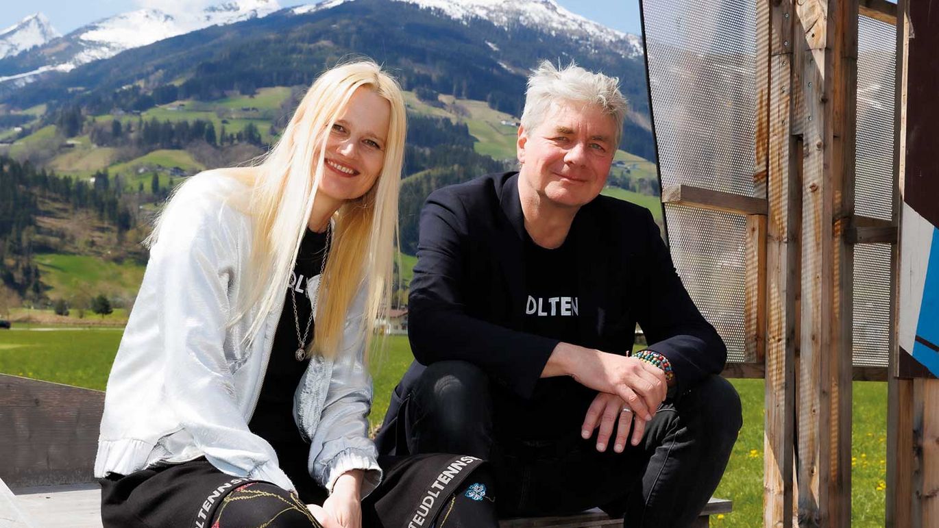 Hakon Hirzenberger und Bernadette Abendstein vom Steudltenn Festival vor Bergspitze
