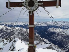 Blick aufs Gipfelkreuz und umliegende Gipfel